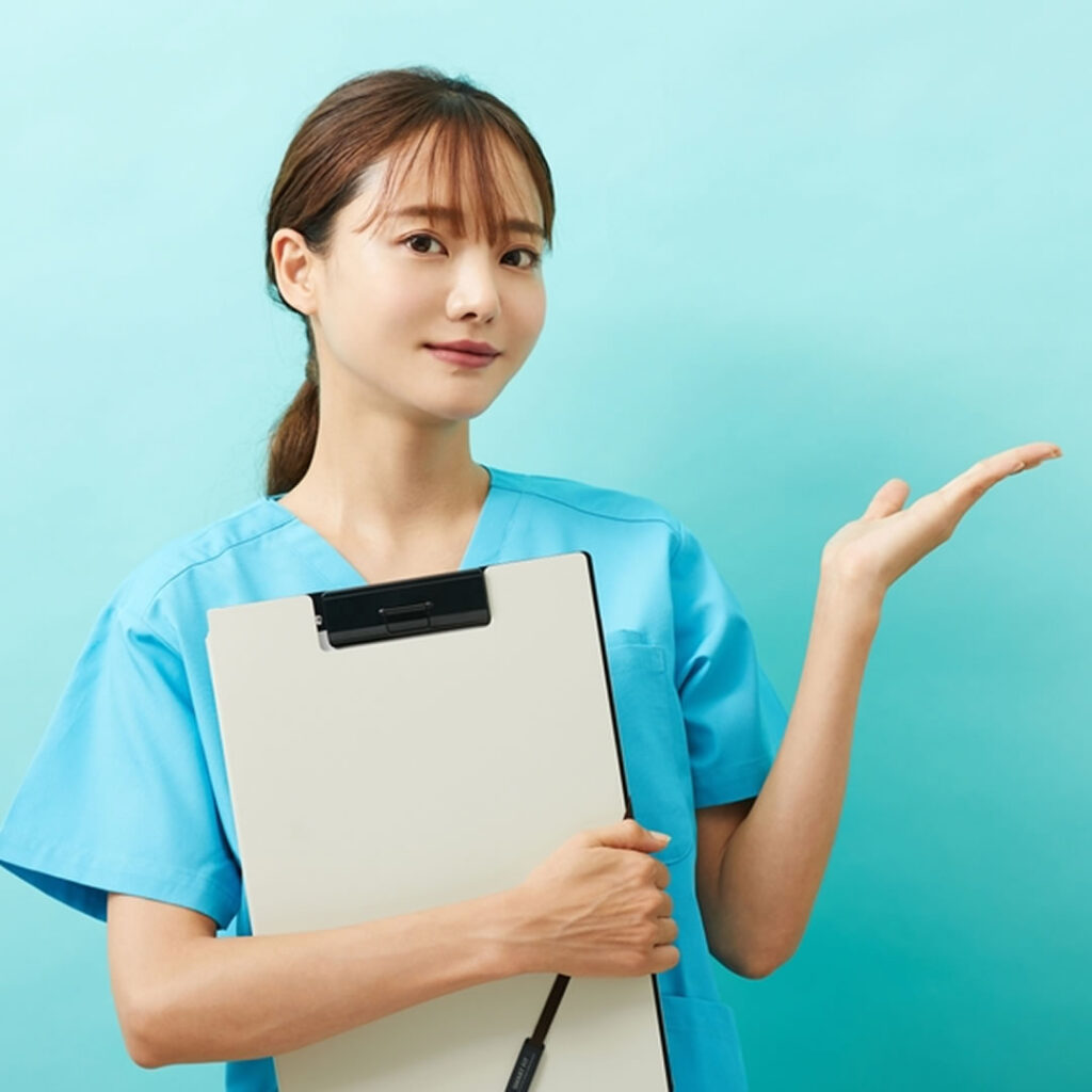 睫毛上皮膚切除のリスクを説明している看護師