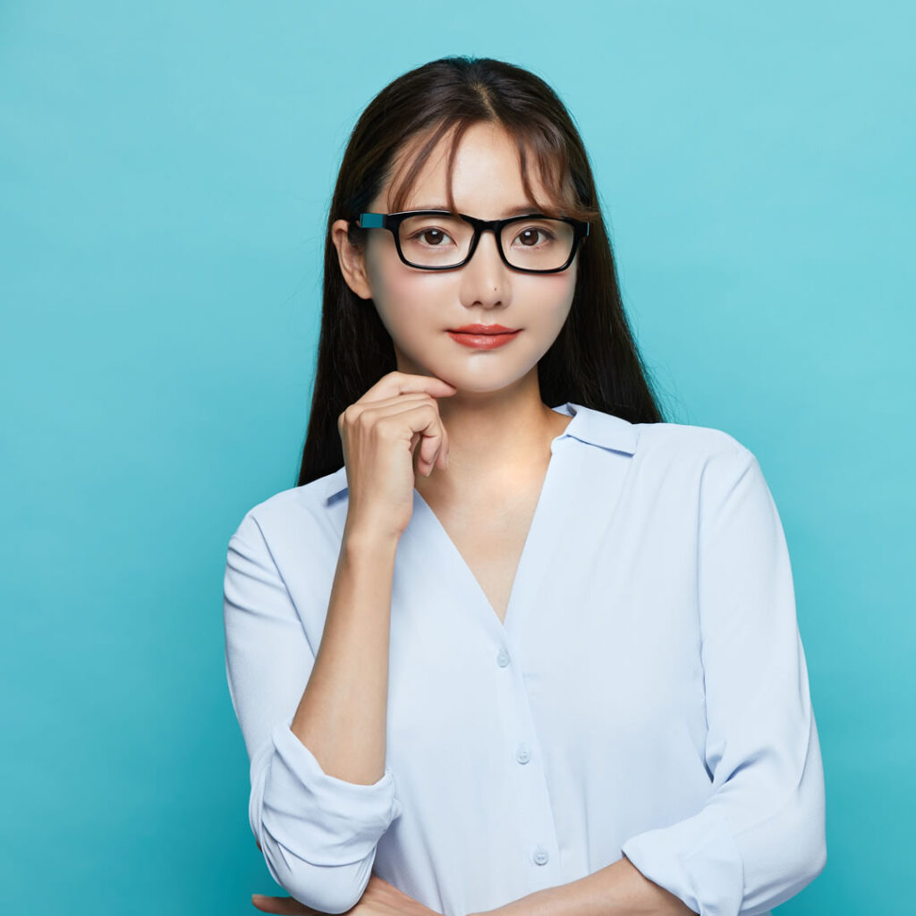 おすすめ美容外科選びのポイントについて説明する看護師