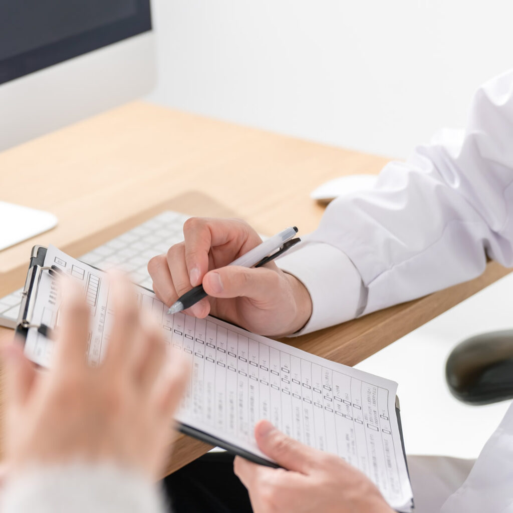 脂肪吸引のカウンセリングをしている様子