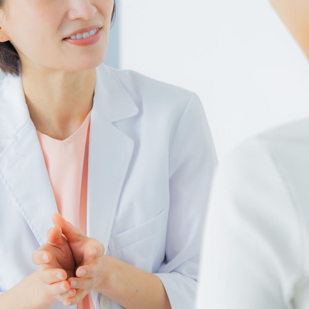 婦人科形成のカウンセリングをしている女医